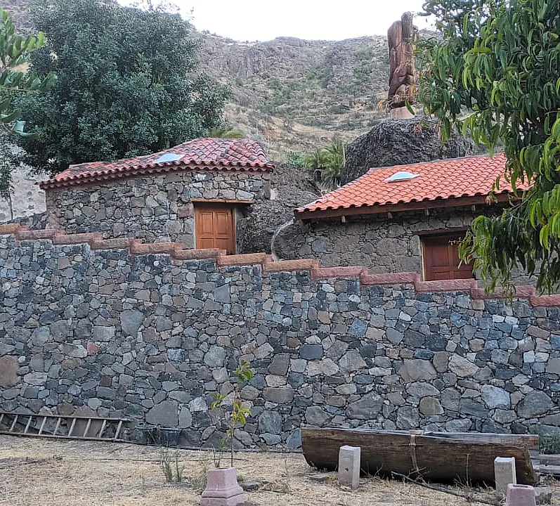 Muro de piedra junto a casa 